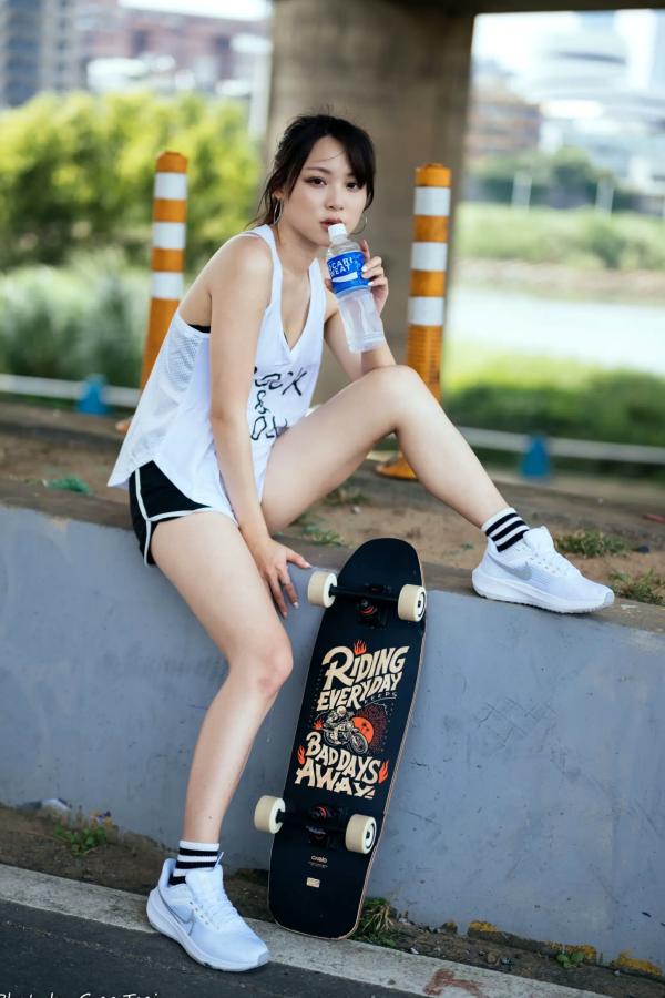 何洛沂   Ashley运动风写真：篮球与滑板少女的夏日户外活力穿搭第104张图片