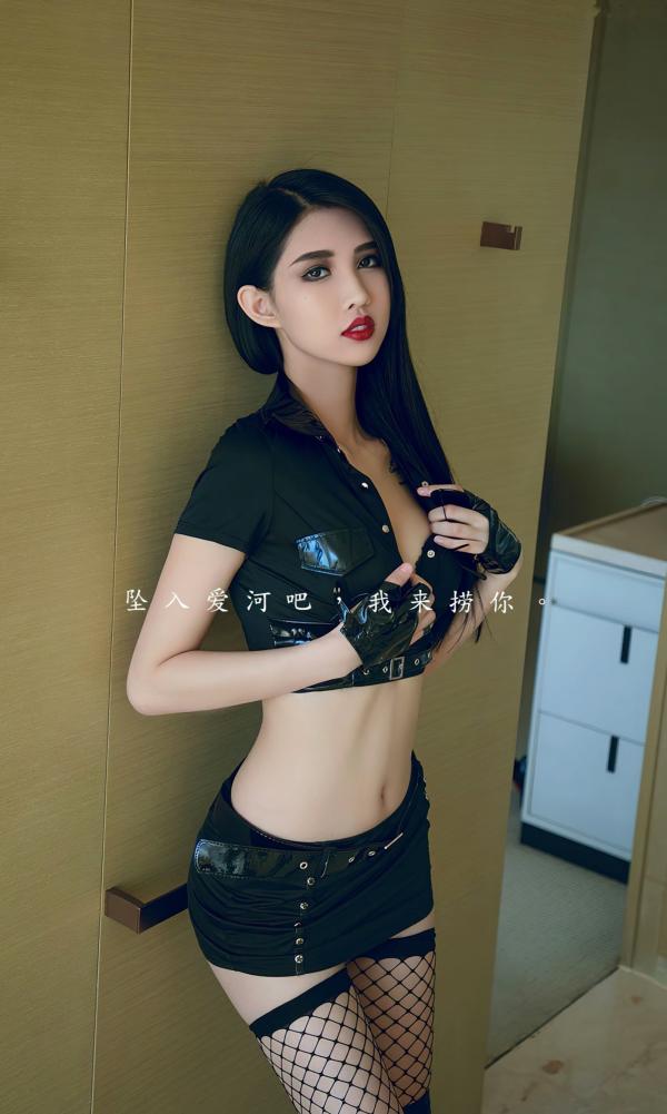 葛征 哈尼宝宝  UGirlsApp尤果圈爱尤物-2816-葛征《坠入》：冷艳女警制服诱惑，皮衣短裤搭配性感渔网袜，极致美腿魅惑浴室大片第2张图片