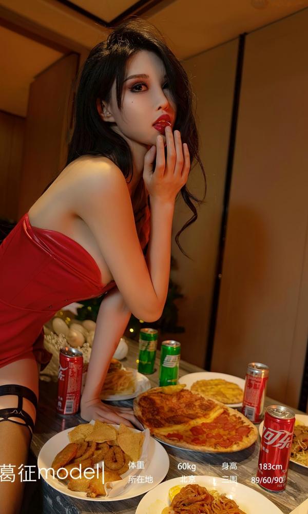 葛征 哈尼宝宝  UGirlsApp尤果网葛征《恋恋平安夜》：性感红色抹胸皮裙，圣诞节主题室内私房照，女神诱惑魅力尽显第3张图片