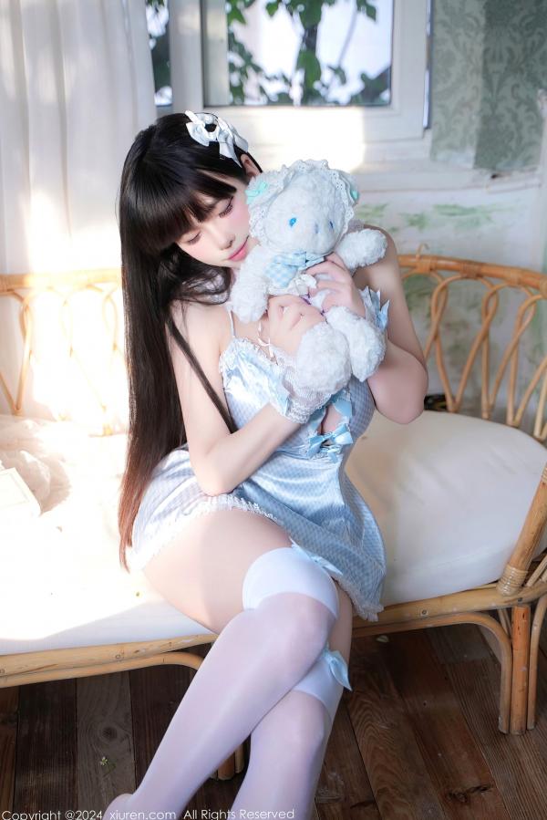 冰琪Abby   XiuRen秀人网-9258-正妹Abby首套写真：淡蓝格纹女仆装演绎甜美私房诱惑，清纯软萌角色扮演，极致长腿视觉盛宴第23张图片