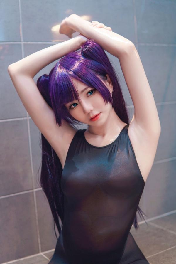 王晓丹 王辛淼  《Sally-Dorasnow-原神-莫娜-Cosplay-性感连体泳装-黑丝制服诱惑-湿身私房照-绝美漫展女神》第1张图片