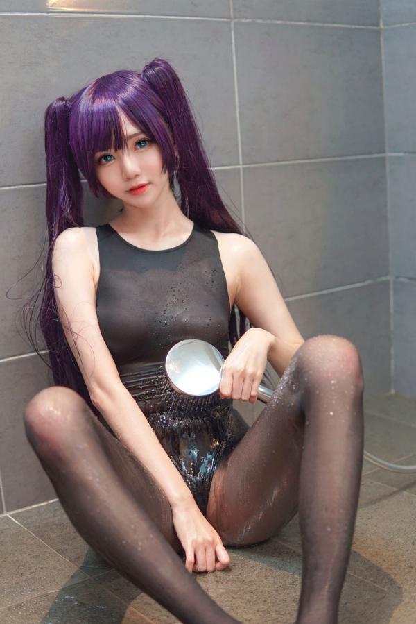 王晓丹 王辛淼  《Sally-Dorasnow-原神-莫娜-Cosplay-性感连体泳装-黑丝制服诱惑-湿身私房照-绝美漫展女神》第27张图片