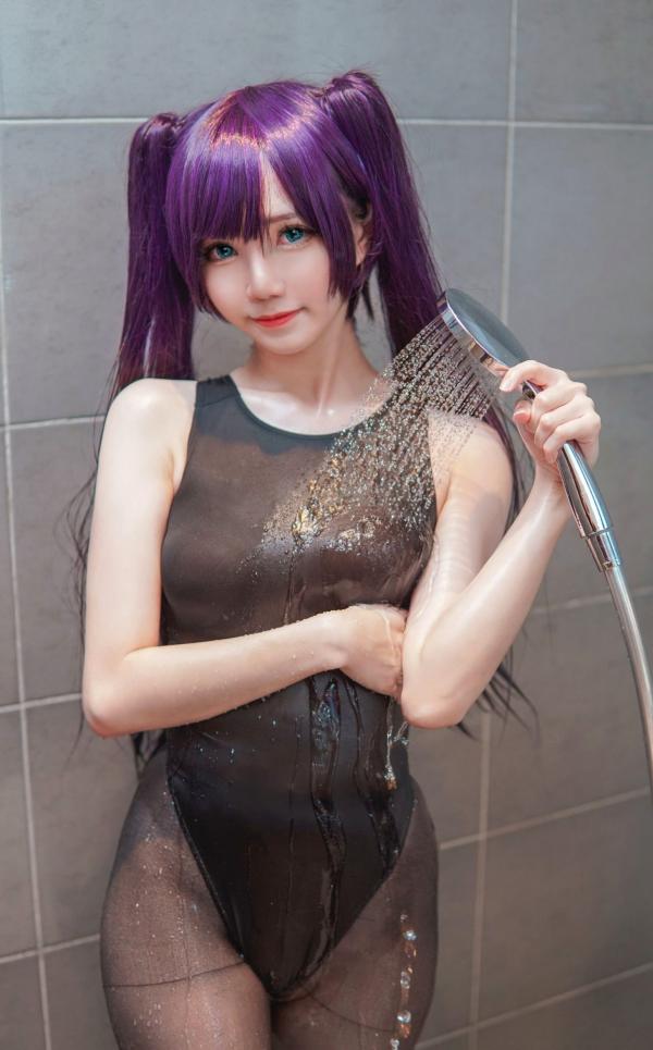 王晓丹 王辛淼  《Sally-Dorasnow-原神-莫娜-Cosplay-性感连体泳装-黑丝制服诱惑-湿身私房照-绝美漫展女神》第31张图片