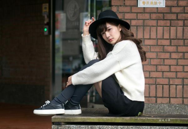 邱爱晨 艾比  台湾正妹艾比《台湾大学》户外街拍女神写真集，清新学院风白毛衣少女私房照 [158P]第8张图片