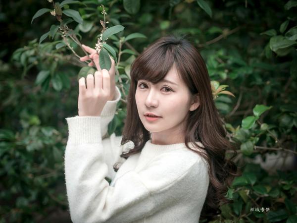 邱爱晨 艾比  台湾正妹艾比《台湾大学》户外街拍女神写真集，清新学院风白毛衣少女私房照 [158P]第27张图片