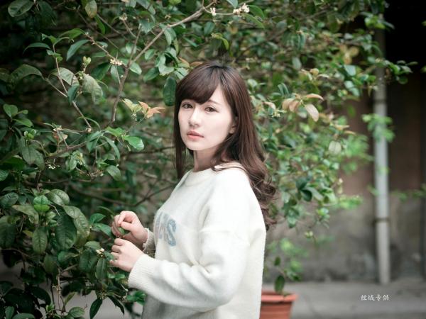 邱爱晨 艾比  台湾正妹艾比《台湾大学》户外街拍女神写真集，清新学院风白毛衣少女私房照 [158P]第29张图片