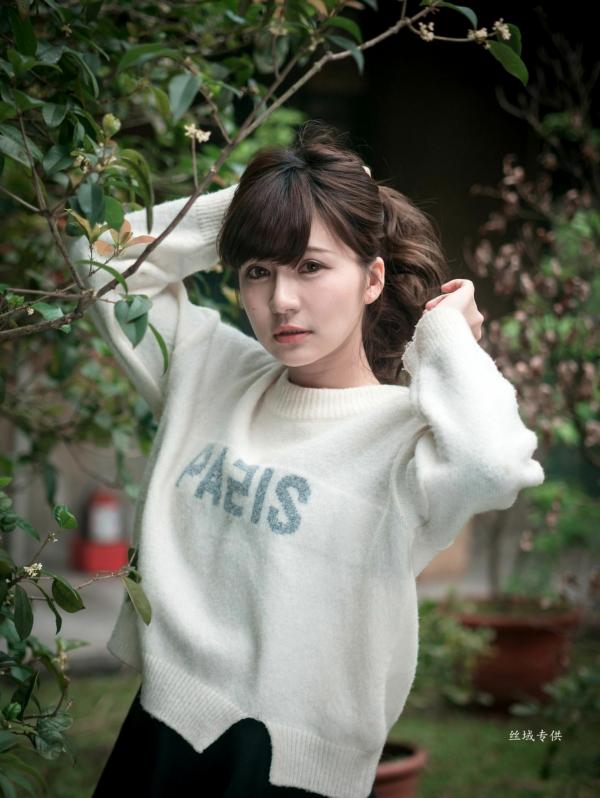 邱爱晨 艾比  台湾正妹艾比《台湾大学》户外街拍女神写真集，清新学院风白毛衣少女私房照 [158P]第30张图片