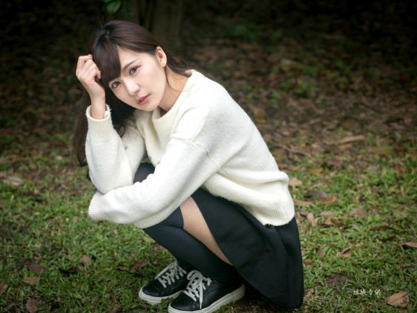 邱爱晨 艾比  台湾正妹艾比《台湾大学》户外街拍女神写真集，清新学院风白毛衣少女私房照 [158P]第32张图片