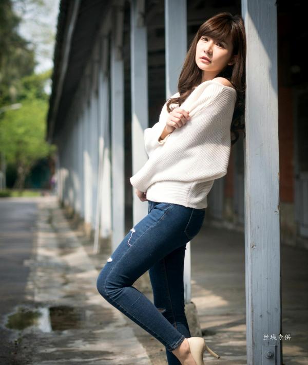 邱爱晨 艾比  台湾正妹艾比《台湾大学》户外街拍女神写真集，清新学院风白毛衣少女私房照 [158P]第34张图片