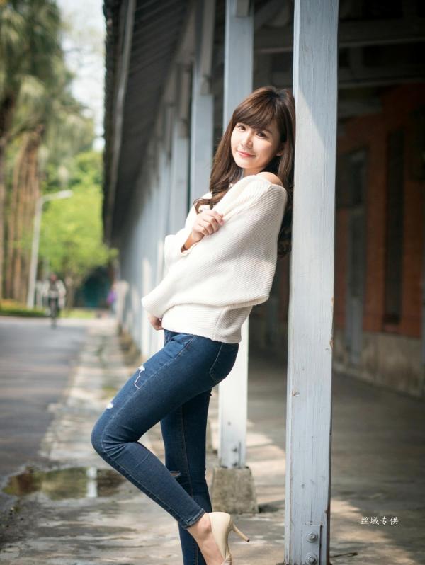 邱爱晨 艾比  台湾正妹艾比《台湾大学》户外街拍女神写真集，清新学院风白毛衣少女私房照 [158P]第35张图片