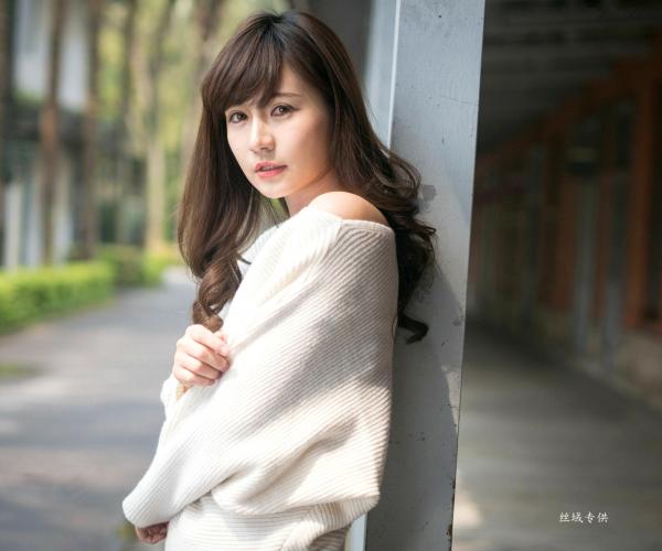 邱爱晨 艾比  台湾正妹艾比《台湾大学》户外街拍女神写真集，清新学院风白毛衣少女私房照 [158P]第36张图片
