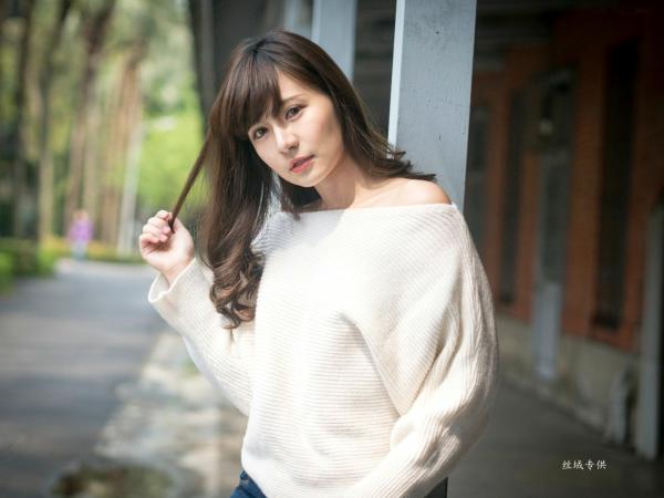 邱爱晨 艾比  台湾正妹艾比《台湾大学》户外街拍女神写真集，清新学院风白毛衣少女私房照 [158P]第37张图片