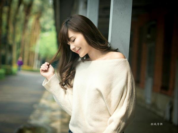邱爱晨 艾比  台湾正妹艾比《台湾大学》户外街拍女神写真集，清新学院风白毛衣少女私房照 [158P]第38张图片