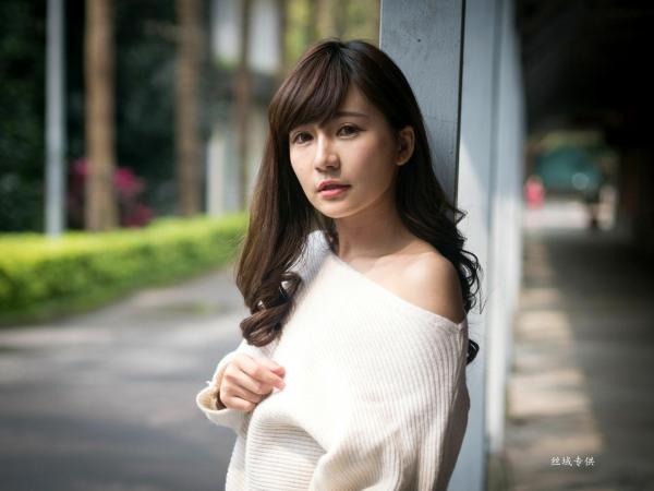 邱爱晨 艾比  台湾正妹艾比《台湾大学》户外街拍女神写真集，清新学院风白毛衣少女私房照 [158P]第41张图片