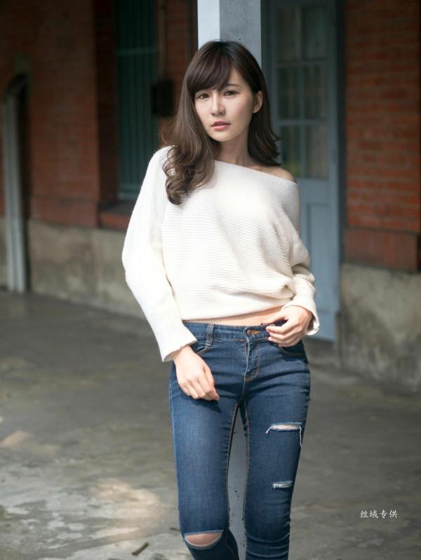 邱爱晨 艾比  台湾正妹艾比《台湾大学》户外街拍女神写真集，清新学院风白毛衣少女私房照 [158P]第42张图片