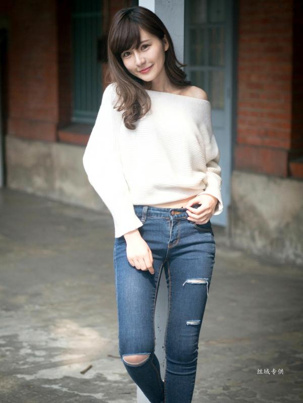 邱爱晨 艾比  台湾正妹艾比《台湾大学》户外街拍女神写真集，清新学院风白毛衣少女私房照 [158P]第44张图片
