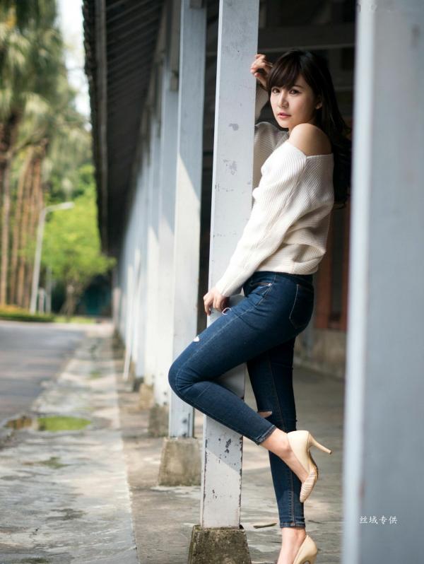 邱爱晨 艾比  台湾正妹艾比《台湾大学》户外街拍女神写真集，清新学院风白毛衣少女私房照 [158P]第46张图片