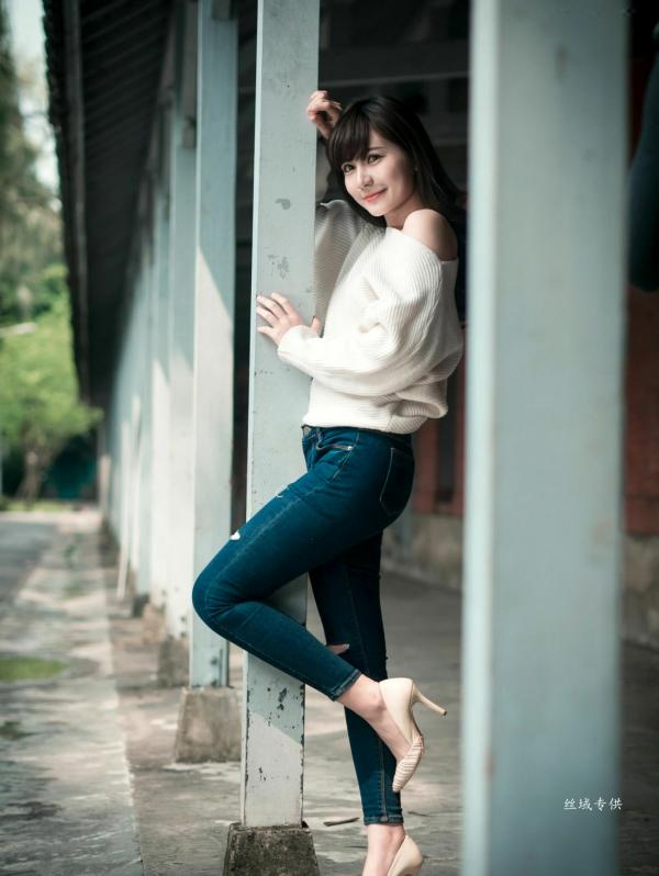 邱爱晨 艾比  台湾正妹艾比《台湾大学》户外街拍女神写真集，清新学院风白毛衣少女私房照 [158P]第47张图片