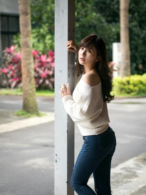 邱爱晨 艾比  台湾正妹艾比《台湾大学》户外街拍女神写真集，清新学院风白毛衣少女私房照 [158P]第49张图片
