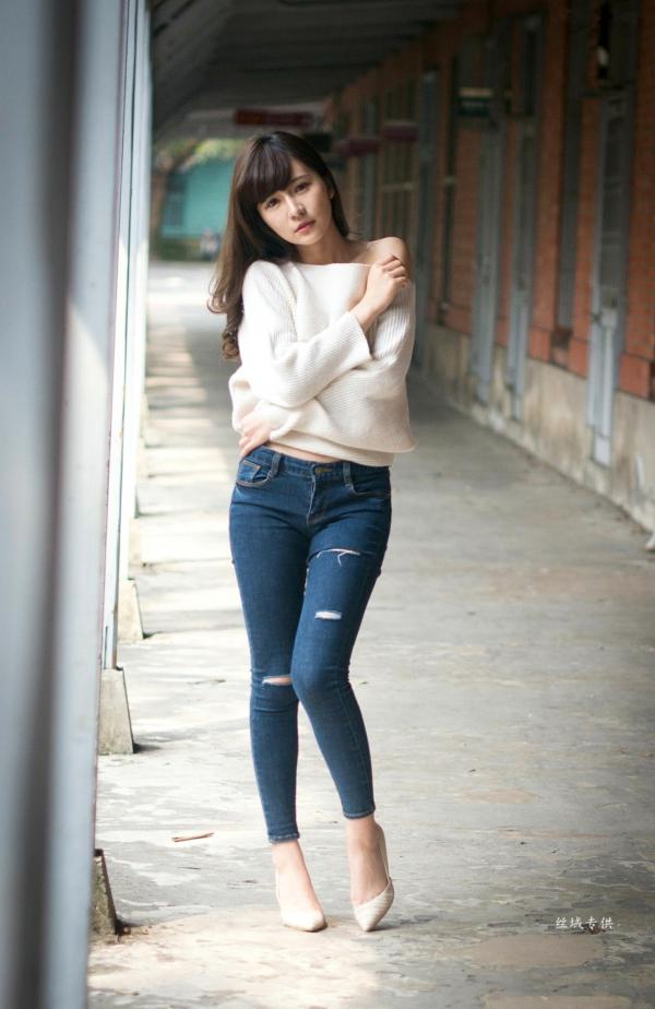邱爱晨 艾比  台湾正妹艾比《台湾大学》户外街拍女神写真集，清新学院风白毛衣少女私房照 [158P]第53张图片