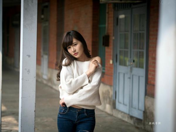 邱爱晨 艾比  台湾正妹艾比《台湾大学》户外街拍女神写真集，清新学院风白毛衣少女私房照 [158P]第55张图片