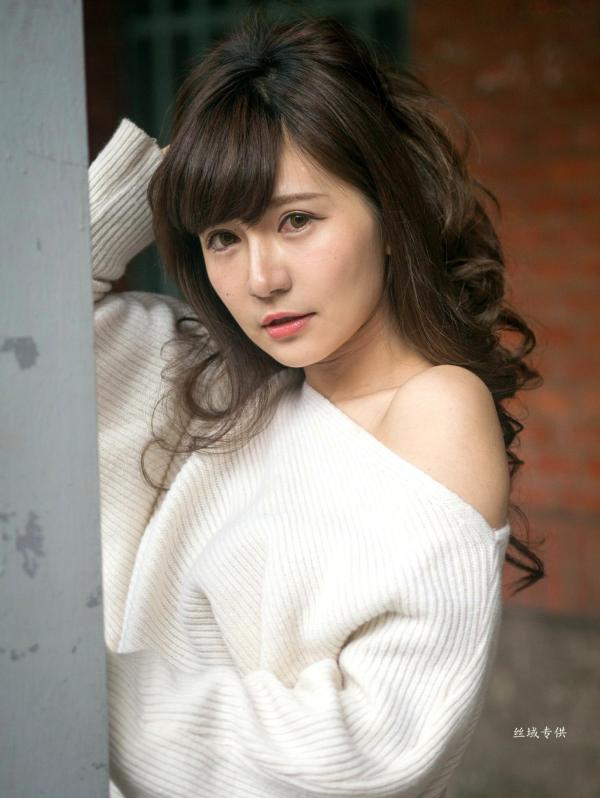 邱爱晨 艾比  台湾正妹艾比《台湾大学》户外街拍女神写真集，清新学院风白毛衣少女私房照 [158P]第56张图片