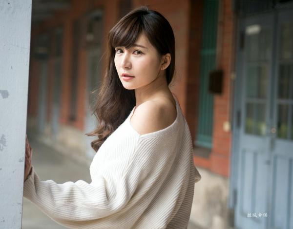 邱爱晨 艾比  台湾正妹艾比《台湾大学》户外街拍女神写真集，清新学院风白毛衣少女私房照 [158P]第58张图片