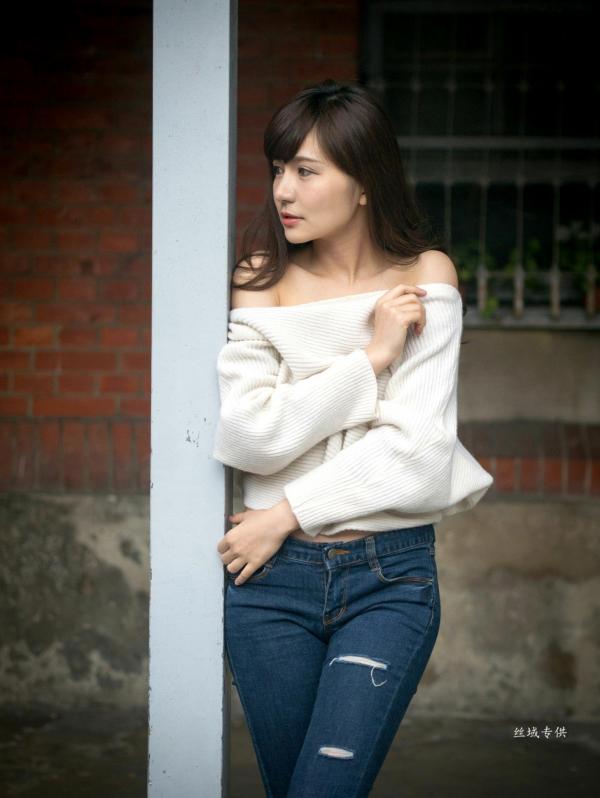 邱爱晨 艾比  台湾正妹艾比《台湾大学》户外街拍女神写真集，清新学院风白毛衣少女私房照 [158P]第77张图片