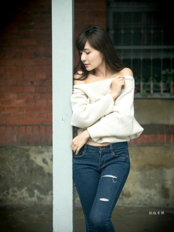 邱爱晨 艾比  台湾正妹艾比《台湾大学》户外街拍女神写真集，清新学院风白毛衣少女私房照 [158P]第78张图片