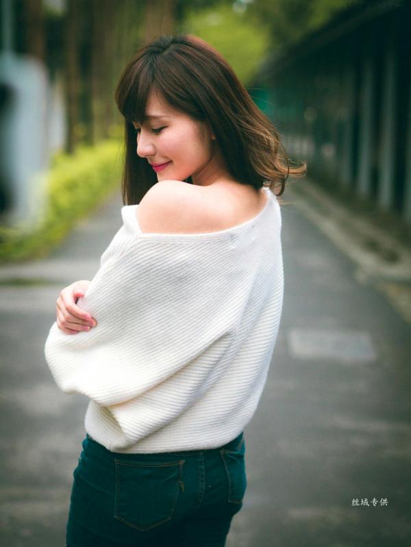 邱爱晨 艾比  台湾正妹艾比《台湾大学》户外街拍女神写真集，清新学院风白毛衣少女私房照 [158P]第87张图片