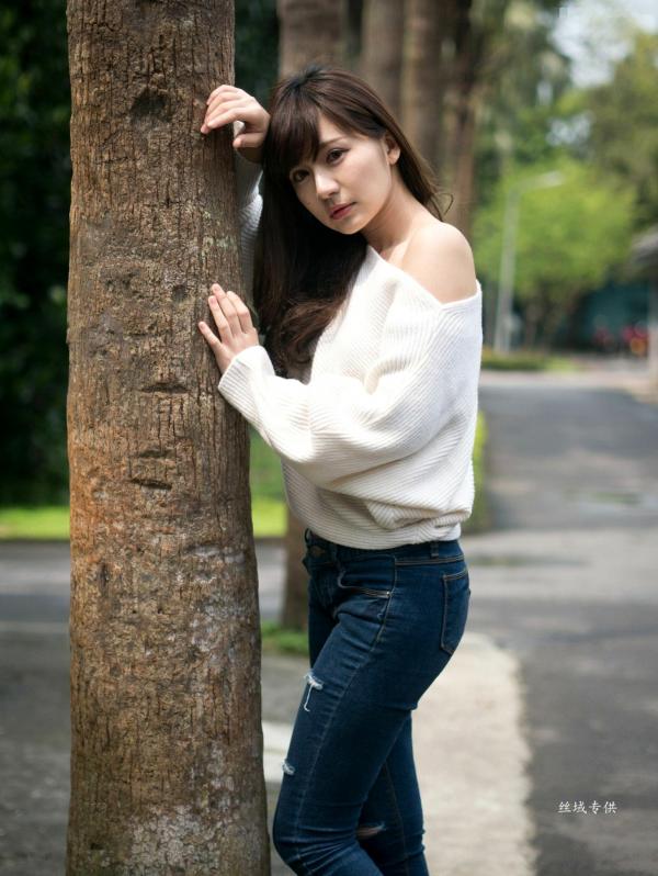 邱爱晨 艾比  台湾正妹艾比《台湾大学》户外街拍女神写真集，清新学院风白毛衣少女私房照 [158P]第92张图片