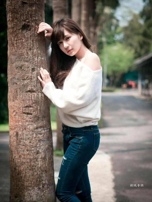 邱爱晨 艾比  台湾正妹艾比《台湾大学》户外街拍女神写真集，清新学院风白毛衣少女私房照 [158P]第93张图片