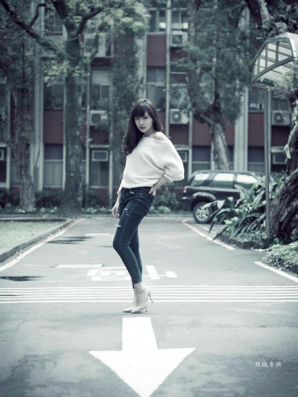 邱爱晨 艾比  台湾正妹艾比《台湾大学》户外街拍女神写真集，清新学院风白毛衣少女私房照 [158P]第99张图片