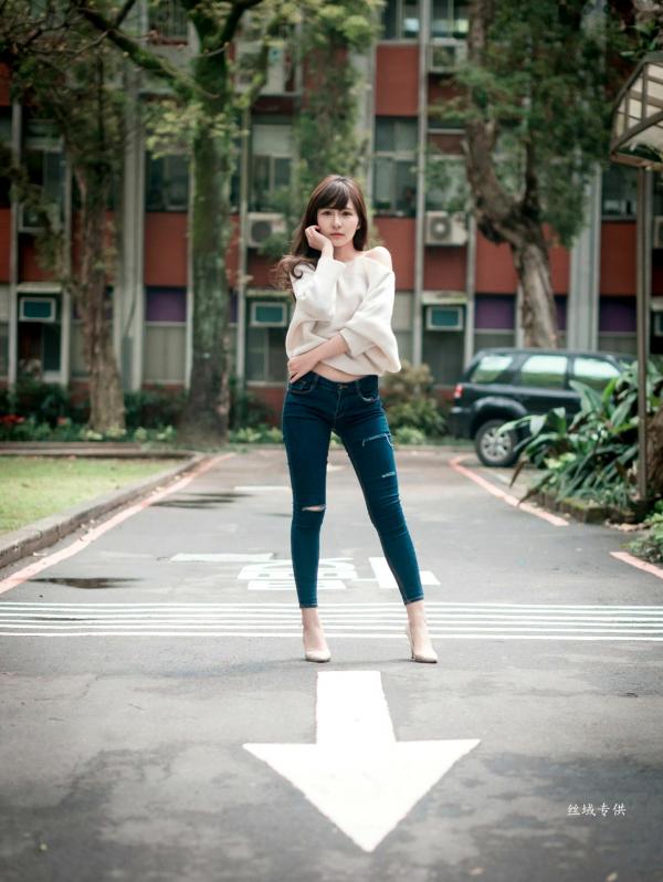 邱爱晨 艾比  台湾正妹艾比《台湾大学》户外街拍女神写真集，清新学院风白毛衣少女私房照 [158P]第100张图片