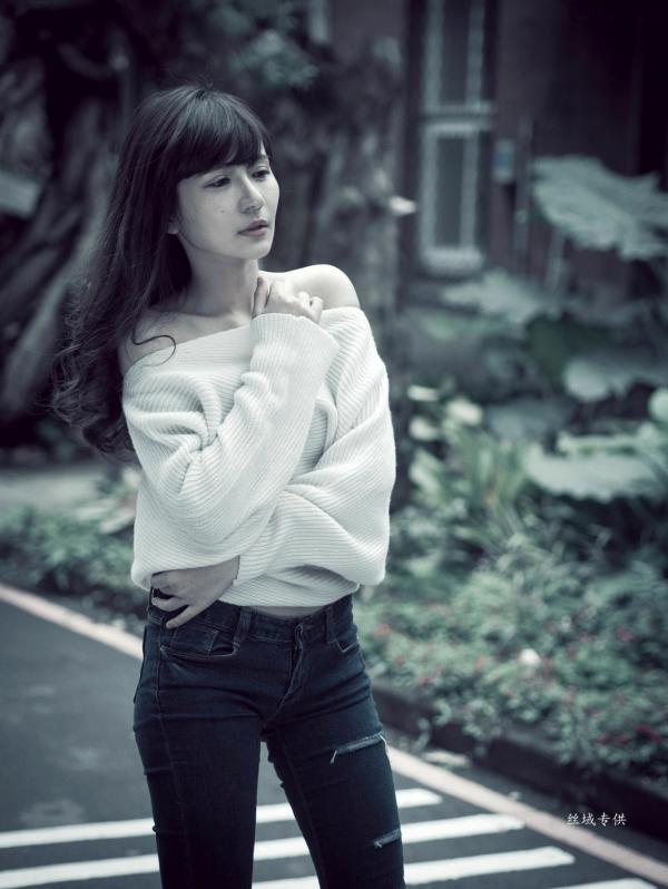 邱爱晨 艾比  台湾正妹艾比《台湾大学》户外街拍女神写真集，清新学院风白毛衣少女私房照 [158P]第106张图片