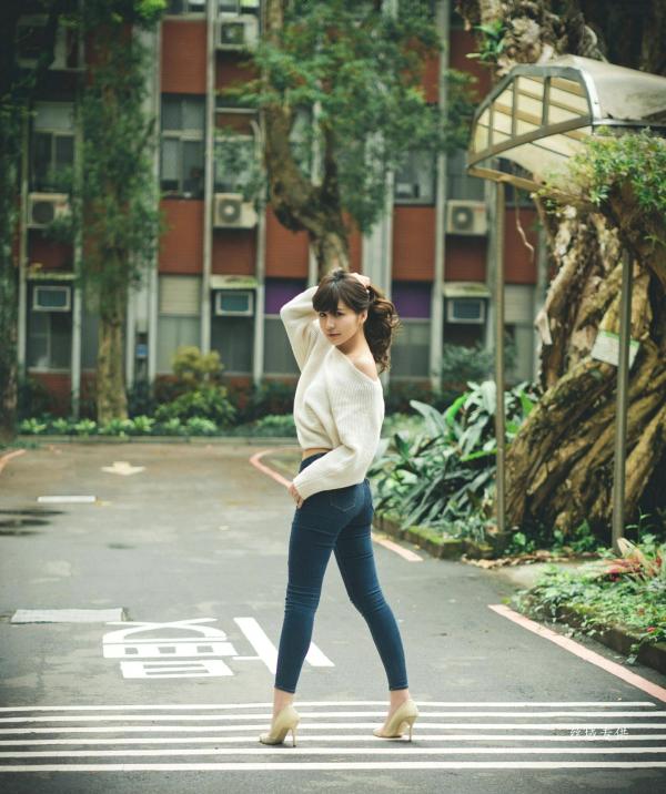 邱爱晨 艾比  台湾正妹艾比《台湾大学》户外街拍女神写真集，清新学院风白毛衣少女私房照 [158P]第112张图片