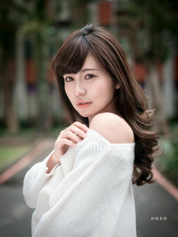 邱爱晨 艾比  台湾正妹艾比《台湾大学》户外街拍女神写真集，清新学院风白毛衣少女私房照 [158P]第115张图片