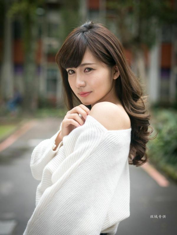邱爱晨 艾比  台湾正妹艾比《台湾大学》户外街拍女神写真集，清新学院风白毛衣少女私房照 [158P]第116张图片