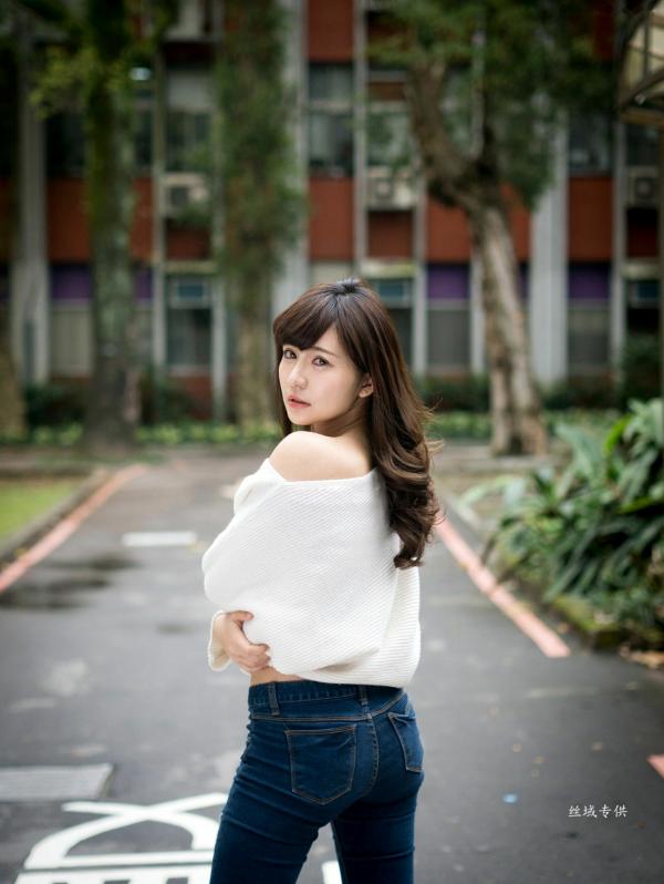 邱爱晨 艾比  台湾正妹艾比《台湾大学》户外街拍女神写真集，清新学院风白毛衣少女私房照 [158P]第117张图片