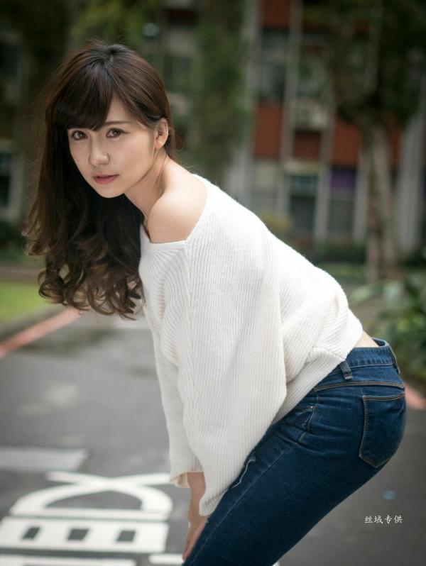 邱爱晨 艾比  台湾正妹艾比《台湾大学》户外街拍女神写真集，清新学院风白毛衣少女私房照 [158P]第119张图片