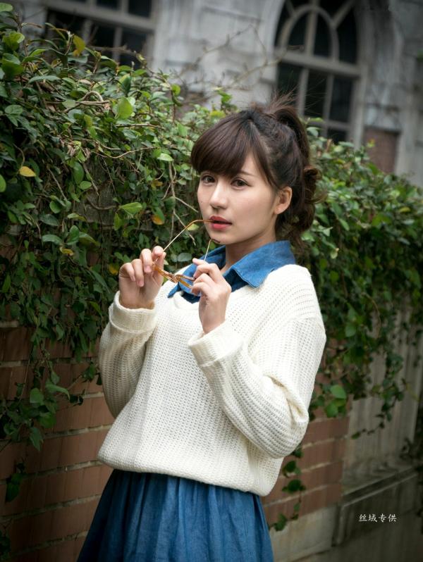 邱爱晨 艾比  台湾正妹艾比《台湾大学》户外街拍女神写真集，清新学院风白毛衣少女私房照 [158P]第147张图片