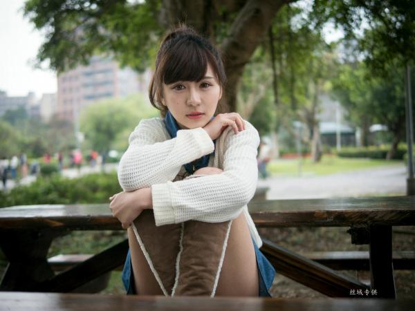 邱爱晨 艾比  台湾正妹艾比《台湾大学》户外街拍女神写真集，清新学院风白毛衣少女私房照 [158P]第157张图片