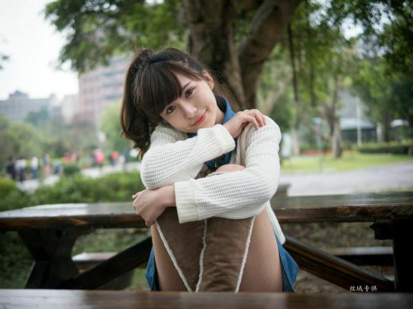 邱爱晨 艾比  台湾正妹艾比《台湾大学》户外街拍女神写真集，清新学院风白毛衣少女私房照 [158P]第158张图片