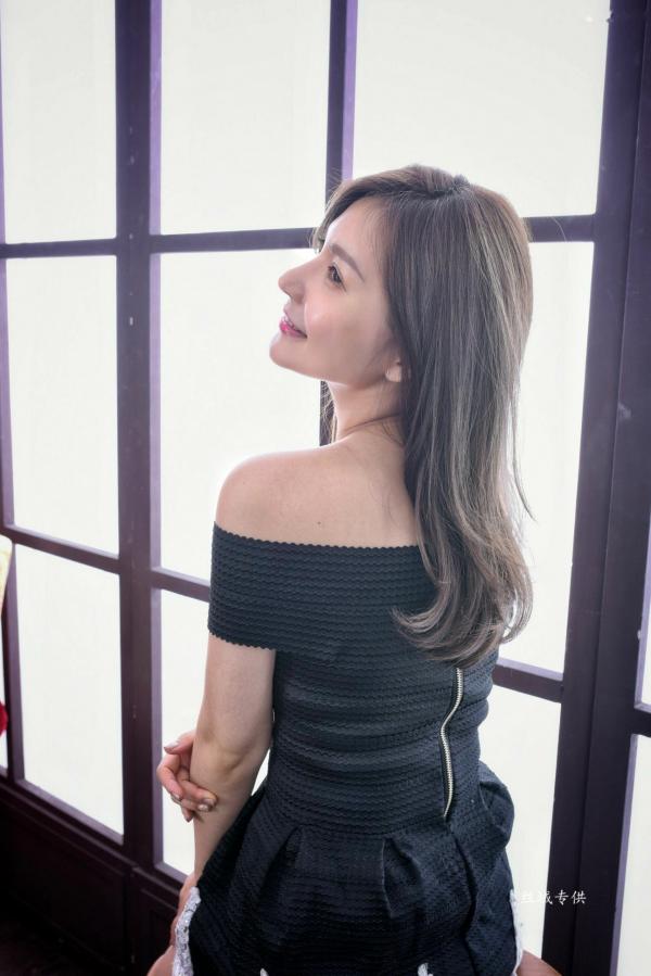 邱爱晨 艾比  台湾正妹邱爱晨两套紧身抹胸裙写真，秀修长匀称美腿，尽显优雅性感私房照第51张图片