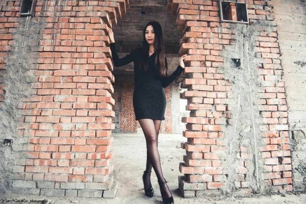 刘珍妮coco   台湾正妹Jenny户外街拍写真：黑色紧身裙与丝袜高跟鞋展现冷艳气质，精选39P美腿外拍特辑第2张图片