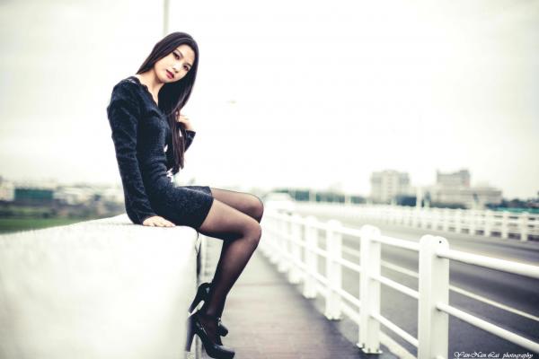 刘珍妮coco   台湾正妹Jenny户外街拍写真：黑色紧身裙与丝袜高跟鞋展现冷艳气质，精选39P美腿外拍特辑第4张图片