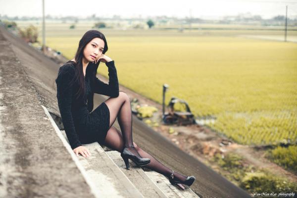 刘珍妮coco   台湾正妹Jenny户外街拍写真：黑色紧身裙与丝袜高跟鞋展现冷艳气质，精选39P美腿外拍特辑第5张图片