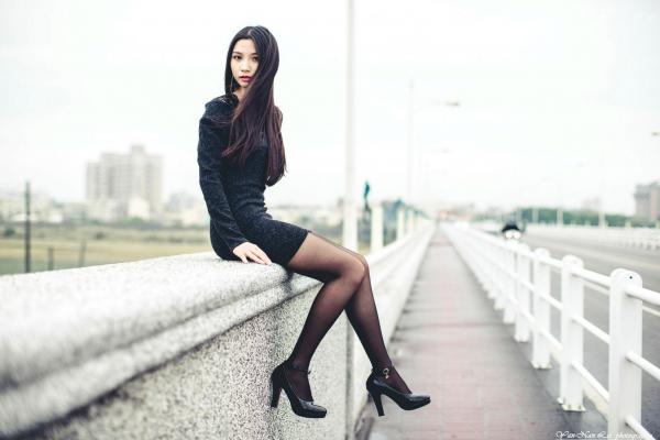 刘珍妮coco   台湾正妹Jenny户外街拍写真：黑色紧身裙与丝袜高跟鞋展现冷艳气质，精选39P美腿外拍特辑第12张图片
