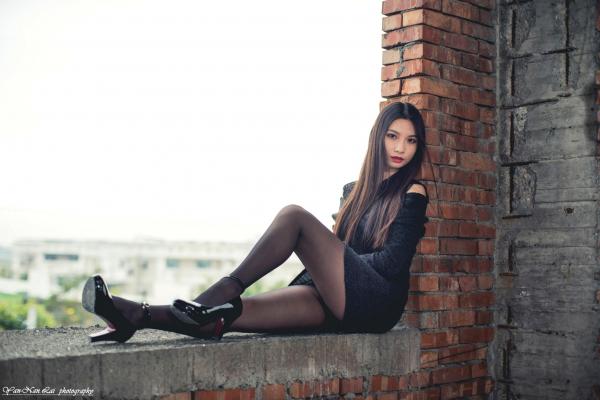 刘珍妮coco   台湾正妹Jenny户外街拍写真：黑色紧身裙与丝袜高跟鞋展现冷艳气质，精选39P美腿外拍特辑第16张图片