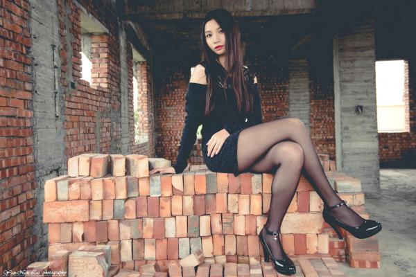 刘珍妮coco   台湾正妹Jenny户外街拍写真：黑色紧身裙与丝袜高跟鞋展现冷艳气质，精选39P美腿外拍特辑第19张图片